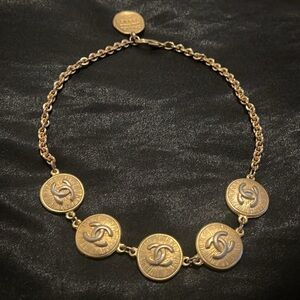 CHANEL Vintage 1980s Medaillon Gold Tone Necklace